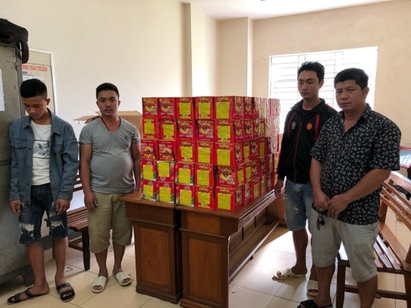 Nóng tình trạng buôn bán pháo dịp cuối năm - Ảnh 3. Nóng tình trạng buôn bán pháo dịp cuối năm - Ảnh 3.