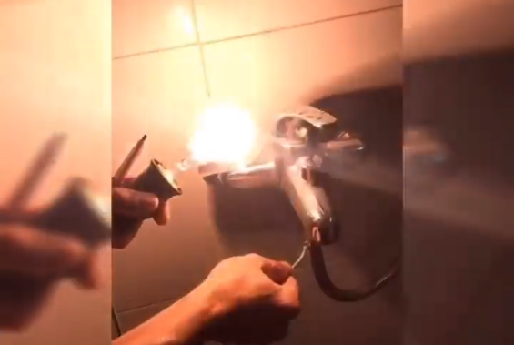Cảnh giác hở điện gây chết người khi dùng bình nóng lạnh - 3 Điện bị rò ở vòi nước có thể thắp sáng được cả bóng đèn. (Ảnh cắt từ clip)