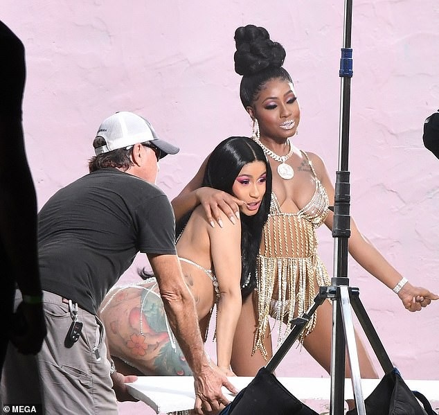 
Cardi B tươi tắn tại trường quay khiến ít ai nghĩ gia đình cô đang lục đục
