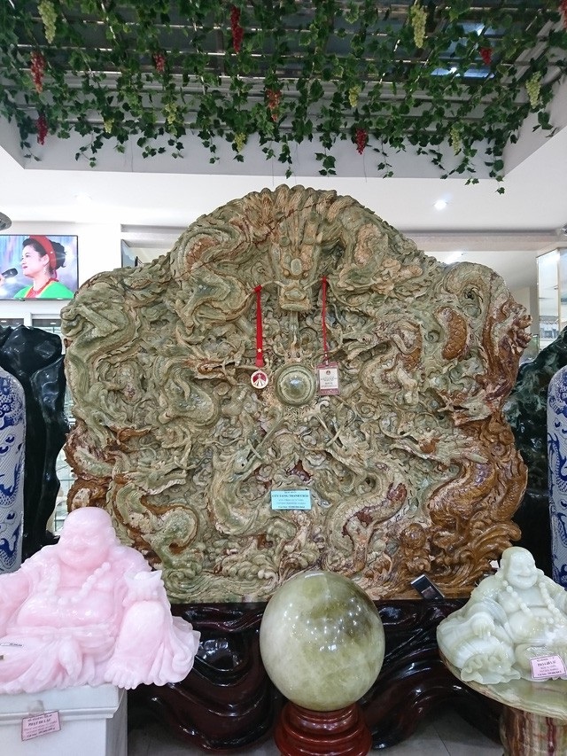 Thú chơi ngọc nguyên khối của đại gia: Xẻ 50 tấn ngọc làm bộ bàn ghế ngồi chơi - 5 Bức tranh cao 1m8 và nặng 5 tấn do những nghệ nhân bậc thầy của Đài Loan (Trung Quốc) chạm khắc