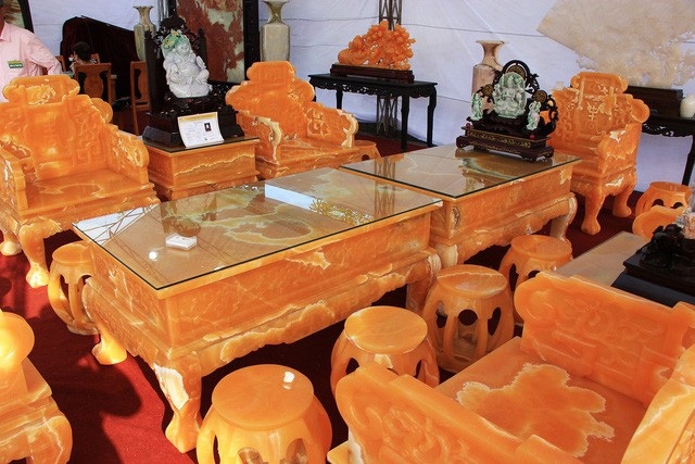 Thú chơi ngọc nguyên khối của đại gia: Xẻ 50 tấn ngọc làm bộ bàn ghế ngồi chơi - 7 Bộ bàn ghế gồm có 2 bàn, 4 ghế sofa và 12 đôn nhỏ được làm từ 50 tấn ngọc Hoàng Long