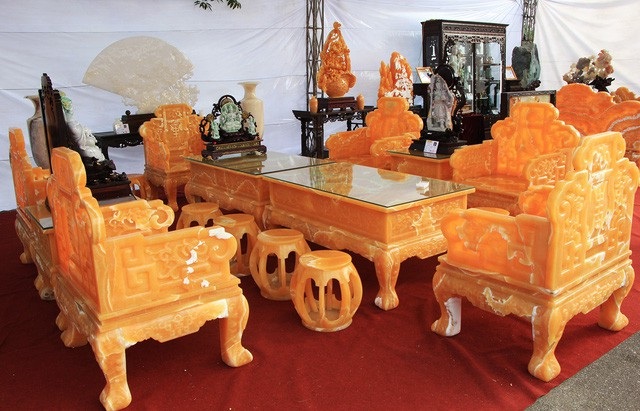 Thú chơi ngọc nguyên khối của đại gia: Xẻ 50 tấn ngọc làm bộ bàn ghế ngồi chơi - 8 Thú chơi ngọc nguyên khối của đại gia: Xẻ 50 tấn ngọc làm bộ bàn ghế ngồi chơi - 8