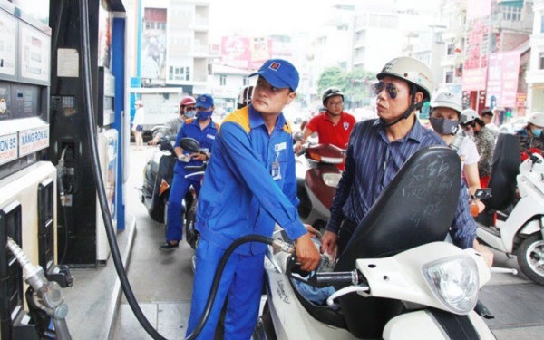Giá xăng giảm sốc liên tiếp, vì sao giá cước taxi vẫn lặng thinh? - 1 Giá xăng dầu liên tục được giảm giá trong 4 lần điều chỉnh vừa qua.