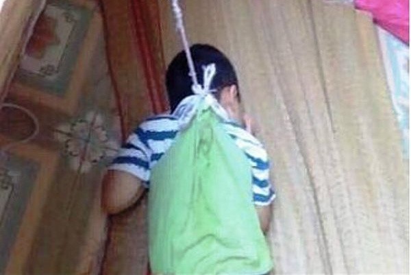Vụ buộc dây, treo bé 4 tuổi lên cửa sổ: Đừng bắt giáo viên “tự bơi”! - 1
Cô giáo trói, treo trẻ lên cửa sổ - hình ảnh đau lòng cho tất cả các bên trong tiếp nhận trẻ học hòa nhập.