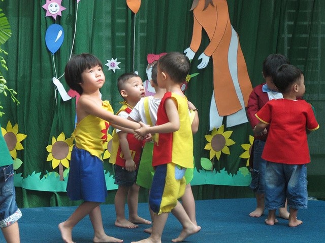 Vụ buộc dây, treo bé 4 tuổi lên cửa sổ: Đừng bắt giáo viên “tự bơi”! - 2 Trẻ tự kỷ theo học tại Trường giáo dục đặc biệt Khai Trí, TPHCM