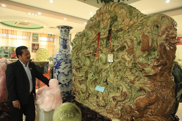 Thú chơi ngọc nguyên khối của đại gia: Xẻ 50 tấn ngọc làm bộ bàn ghế ngồi chơi - 4 Tác phẩm được làm hoàn toàn bằng ngọc nguyên khối có nguồn gốc từ Pakistan