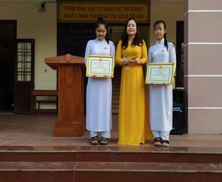 Quảng Trị: Khen thưởng 4 học sinh nhặt được của rơi trả lại cho người mất - 1 TS Lê Thị Hương - Giám đốc Sở GD&ĐT trao tặng Giấy khen cho học sinh Trường THPT Vĩnh Định.