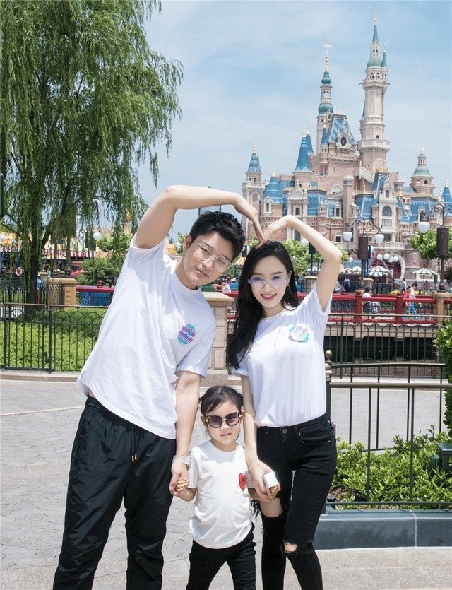Giả Nãi Lượng xuất hiện buồn bã sau scandal vợ bị tố ngoại tình lần hai - 8
Gia đình nhỏ hạnh phúc của Lý Tiểu Lộ và Giả Nãi Lượng từng là niềm mơ ước của bạn bè và fan.