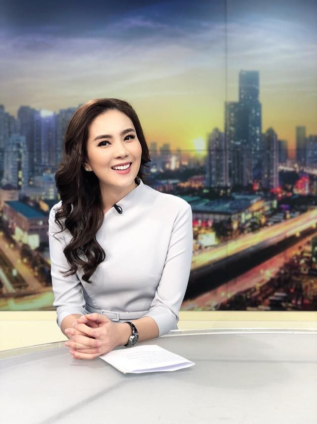 “Cô gái thời tiết” Mai Ngọc bất ngờ dẫn chương trình của ban Thời sự VTV - 1 Mai Ngọc gây ấn tượng trên sóng truyền hình với cách dẫn duyên dáng và khuôn mặt tươi xinh.