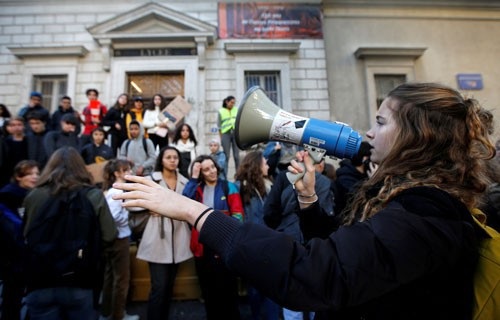 Sóng ngầm trong lòng nước Pháp - 1
Các sinh viên biểu tình đứng bên ngoài một trường trung học ở TP Marseille - Pháp hôm 4-12 Ảnh: REUTERS