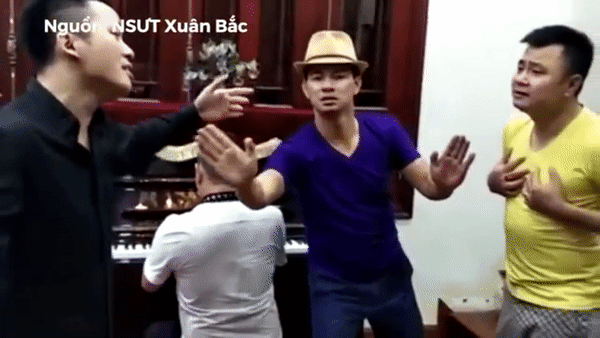 Trong khi Tùng Dương, Tự Long đắm chìm với ca khúc Bèo dạt mây trôi thì Xuân Bắc lầy lội soán ngôi... nhạc trưởng.