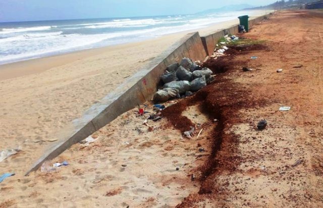 Bình Định: Kè biển 80 tỷ bị sóng đánh “bay” do thiên tai? - 7 Có đoạn bờ kè bị lún và cát vùi lấp.