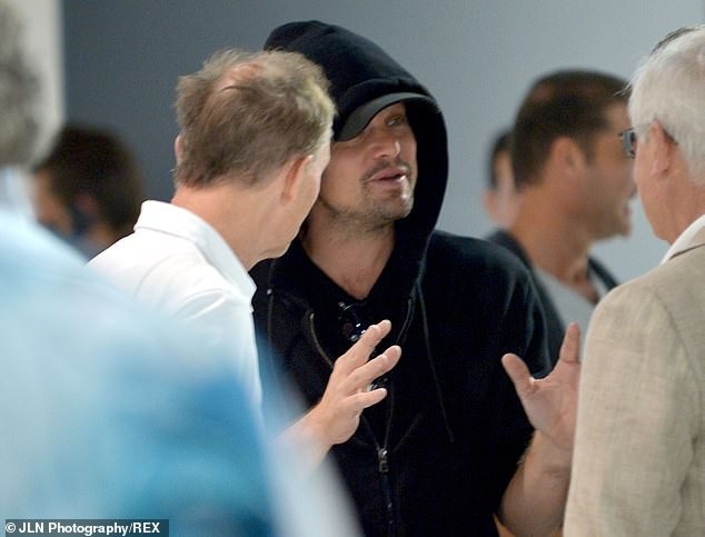 
Tài tử Leonardo DiCaprio ăn mặc đơn giản đi xem triển lãm
