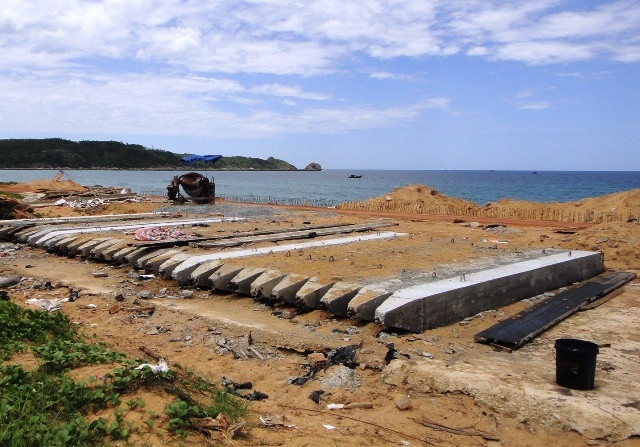 Bình Định: Kè biển 80 tỷ bị sóng đánh “bay” do thiên tai? - 9 Đơn vị thi công đang đúc trụ bêtông để khắc phục lại nhằm đảm bảo đúng thiết kế công trình.
