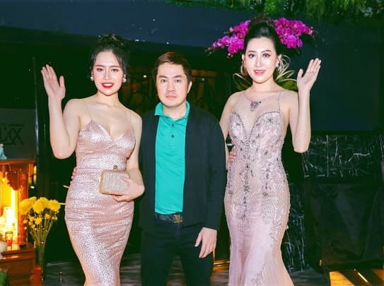 Cuộc sống sang chảnh đáng ngưỡng mộ của ông bầu Hoa hậu - 2 Bầu Hòa luôn được các người đẹp vây quanh.