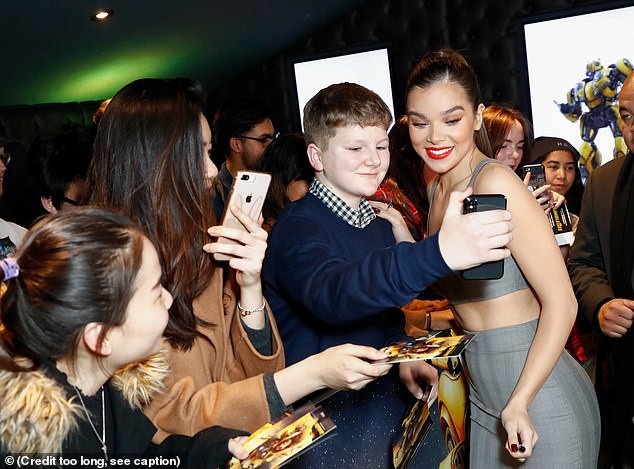 Hailee Steinfeld khoe vóc dáng hoàn hảo - 7
Hailee Steinfeld dành thời gian ký tặng và chụp hình với người hâm mộ trong sự kiện.