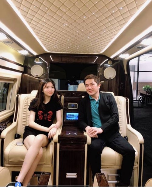 Cuộc sống sang chảnh đáng ngưỡng mộ của ông bầu Hoa hậu - 5 Bầu Hòa cùng cô con gái ruột xinh đẹp Ngọc Khánh trên chiếc siêu xe Limosine của mình.