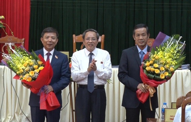 Quảng Bình có tân Chủ tịch UBND tỉnh - 1 Ông Trần Công Thuật (bìa phải) được bầu làm Chủ tịch UBND tỉnh Quảng Bình.