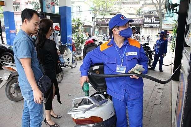 Xăng giảm giá sốc lần thứ 3: Giảm gần 1.500 đồng/lít, cước taxi vẫn "ngủ yên" - 1 Giá xăng tiếp tục được giảm mạnh.