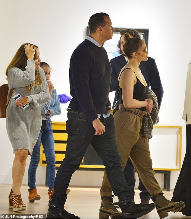 
Người đẹp U50 sánh đôi bên bạn trai mà cô hò hẹn đã gần 2 năm
