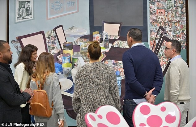 
Cặp đôi chăm chú ngắm nhìn các tác phẩm nghệ thuật
