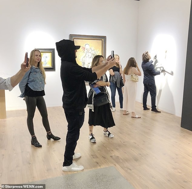 
Leonardo DiCaprio luôn nổi tiếng là người kín đáo - xuất hiện ở đâu anh cũng cố gắng giấu mình
