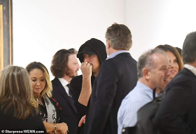 
Nam diễn viên 43 tuổi trò chuyện với các khách mời trong sự kiện
