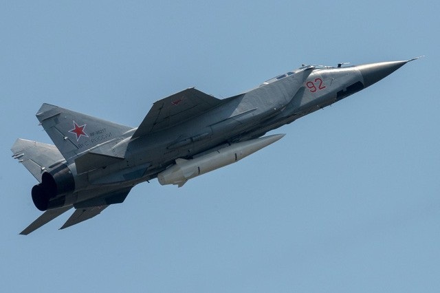 Nga sẽ trang bị cho Su-57 biến thể của tên lửa "bất khả chiến bại"? - 1 Tên lửa Kinzhal được trang bị trên máy bay chiến đấu MiG-31 (Ảnh: Sputnik)