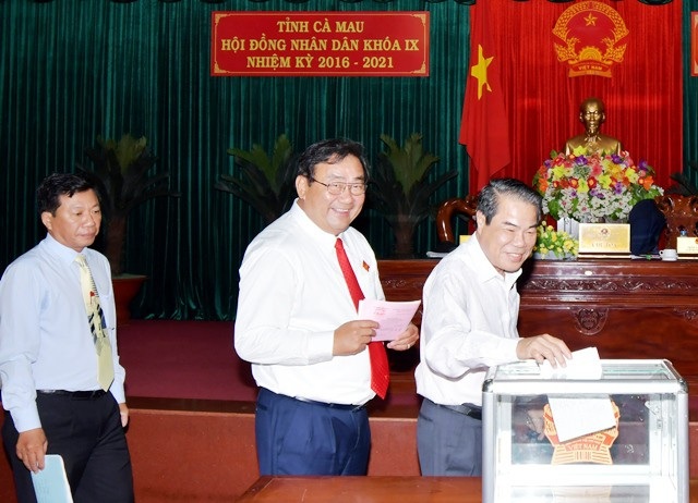 Cà Mau: Giám đốc Sở Xây dựng “đội sổ” khi lấy phiếu tín nhiệm - 1 Các đại biểu HĐND tỉnh Cà Mau bỏ phiếu tín nhiệm tại kỳ họp thứ 7 - HĐND tỉnh khóa 9 (nhiệm kỳ 2016 - 2021) diễn ra ngày 6/12. (Ảnh: CTV)