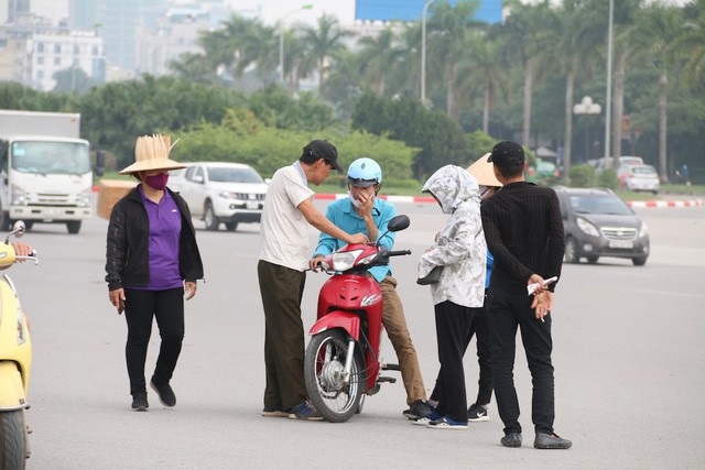 Bắt tại trận bảo vệ Liên đoàn Bóng đá Việt Nam tuồn vé mời cho trùm phe vé - 1 Bắt tại trận bảo vệ Liên đoàn Bóng đá Việt Nam tuồn vé mời cho trùm phe vé - 1