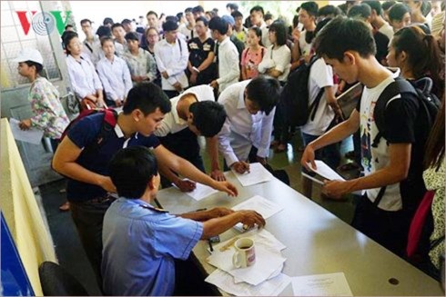 Kỳ thi THPT Quốc gia năm 2019 liệu có ngăn chặn được gian lận? - 1
Hình ảnh thí sinh ồ ạt đến các trường ĐH thay đổi nguyện vọng xét tuyển năm 2015.