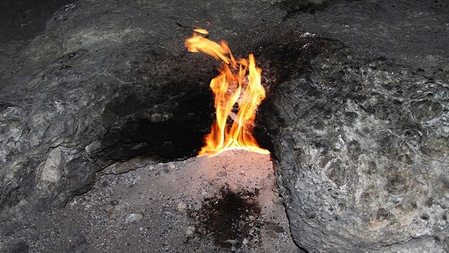 Giải mã hố sâu “quỷ Satan” bí ẩn ở Mỹ bốc cháy cao 3,6m - 1 Hố sâu bốc cháy bí ẩn ở Mỹ đã được giải mã.