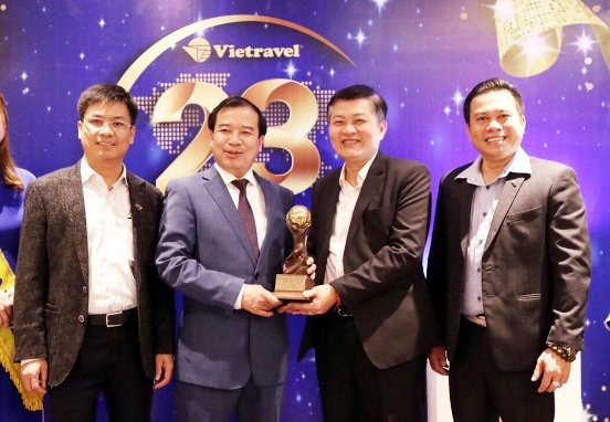 7 năm nữa, Việt Nam mong được như Thái Lan bây giờ - 3 Ông Hà Văn Siêu, Phó tổng cục trưởng Tổng cục Du lịch, chúc mừng đơn vị đạt giải thưởng Du lịch Thế giới - World Travel Awards (WTA).