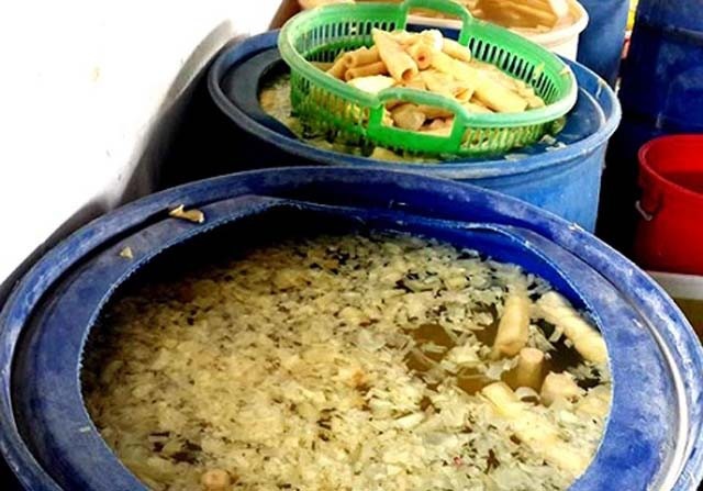 Khó xử lý hình sự các vụ việc vi phạm an toàn vệ sinh thực phẩm - 2 19 tấn măng được tẩy trắng bằng hóa chất chuẩn bị được đưa ra thị trường thì bị cảnh sát môi trường phát hiện.