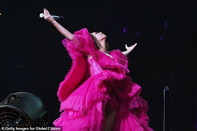 Beyonce đụng váy áo với minh tinh Bollywood - 4
Bộ váy của diva xinh đẹp giúp cô hóa thiên nga rực rỡ trên sân khấu