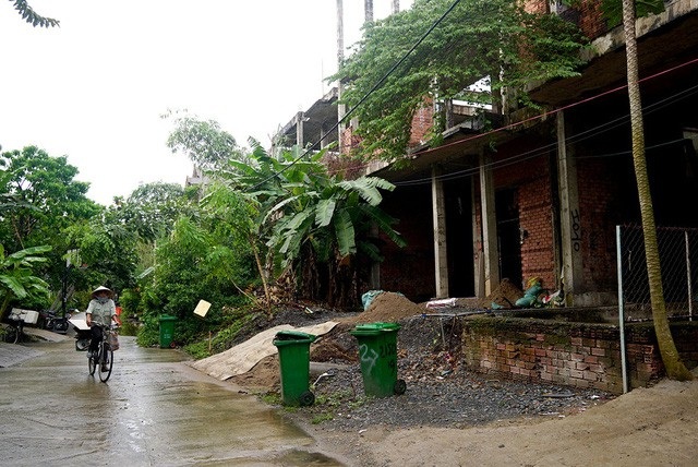 Bán nhà cho người mua để ở: Mơ ước của chủ đầu tư! - 1 Một khu biệt thự bỏ hoang giữa lòng quận 2 (TPHCM) vì hạ tầng, tiện ích thiếu đồng bộ