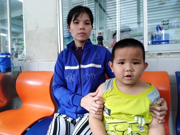 Thương cháu bé 3 lần cắt nội tạng vẫn chưa thoát khỏi tử thần - 1 Chị Hồng Đào và bé Nhất Huy đang chờ phẫu thuật mổ tách các nốt u xuất hiện ở phổi trái trong tháng 10/2018