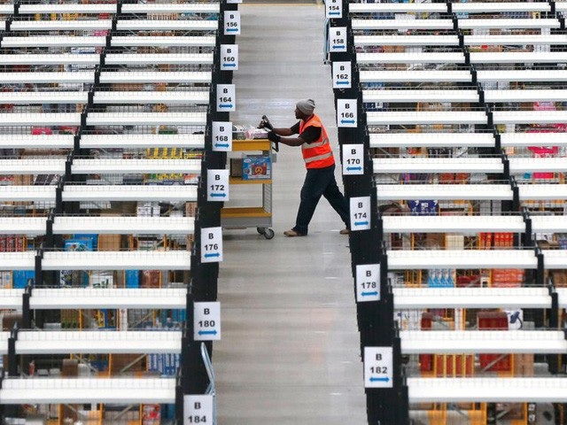 Robot gặp sự cố khiến 24 nhân viên Amazon phải nhập viện - 2 Một nhân viên làm việc tại nhà kho của Amazon.