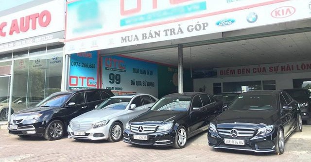 Ô tô cũ "đại hạ giá" nhưng vẫn ế ẩm đợi Tết - 2
Cửa hàng ô tô cũ vắng khách dịp cuối năm. Ảnh: M.P