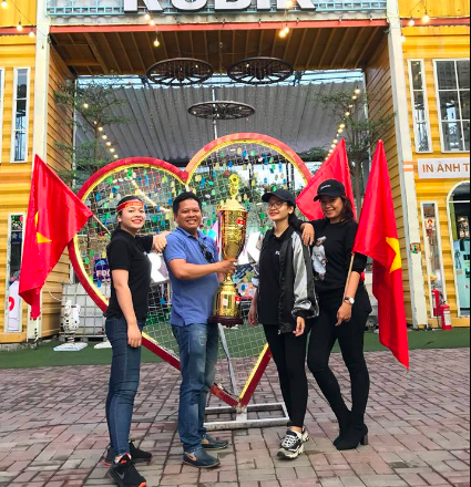 Phố đi bộ Nguyễn Huệ "nêm chặt" người, hàng ngàn CĐV chung niềm tin Việt Nam chiến thắng! - 13 Phố đi bộ Nguyễn Huệ "nêm chặt" người, hàng ngàn CĐV chung niềm tin Việt Nam chiến thắng! - 13