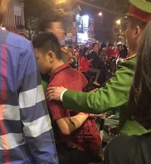 Nam thanh niên bị đâm khi “đi bão” sau trận Việt Nam – Philippines - 2 Lực lượng chức năng ngay sau đó đã bắt giữ được nhóm thanh niên lao vào ẩu đả và đâm dao trúng vào lưng nam thanh niên.