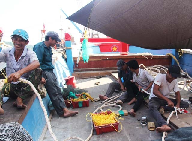 Nghệ An: "Tìm mỏi mắt" kiếm lao động... đi biển - 1 Nhiều tàu cá ở Nghệ An thiếu lao động, trong đó, phần lớn lao động nghề biển là người trung niên.