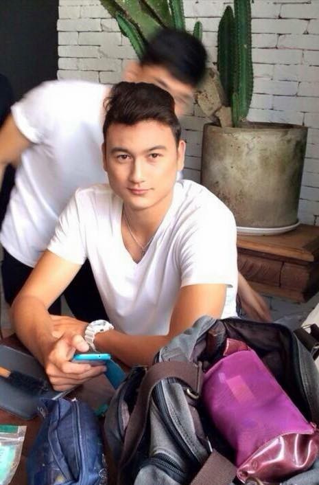 Nụ cười mỉm cộng với gương mặt đẹp khiến Lâm Tây dễ dàng nổi bật dù ăn vận không cầu kỳ.