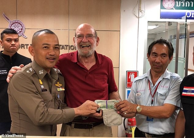 “Tài xế taxi trung thực nhất thế giới” trả lại hơn 230 triệu tiền mặt khách bỏ quên trên xe - 1 Vị khách người Mỹ hạnh phúc khi nhận lại khoản tiền của mình