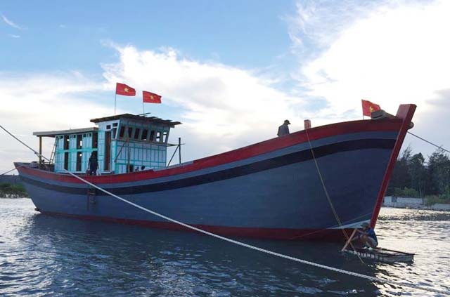 Nghệ An: "Tìm mỏi mắt" kiếm lao động... đi biển - 3 Ngư dân Quỳnh Long đóng tàu lớn để tham gia đánh bắt dài ngày ở các ngư trường lớn.