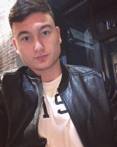 Người hùng sân cỏ Văn Lâm toát lên vẻ menly khi diện áo da kết hợp áo phông.