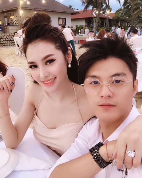Elly Trần diện nội y khoe dáng nóng bỏng; Nam Em quyết tâm giảm cân - 9 Lâm Vinh Hải viết lời yêu có cánh dành cho người mới Linh Chi: Ở bên em mỗi giây, mỗi phút, mỗi ngày đều là niềm vui không chỉ tháng 12 đâu bà già. Tháng 12 ấm áp cùng vợ. Sắp xếp công việc đưa vợ về Hà Nội thăm ông bà nhé. Yêu bà già nhiều.