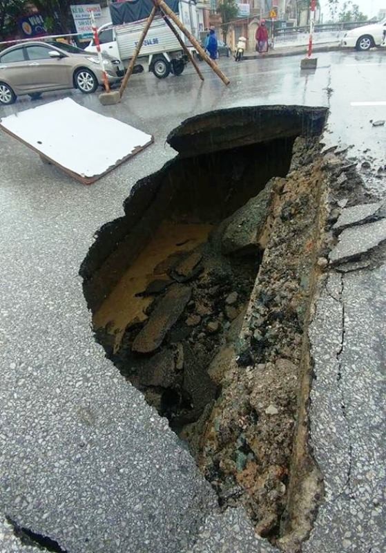 "Hố tử thần" xuất hiện trong trận mưa-ngập bất thường ở TP Vinh - 1
Hố tử thần xuất hiện gây nguy hiểm cho giao thông đi lại.