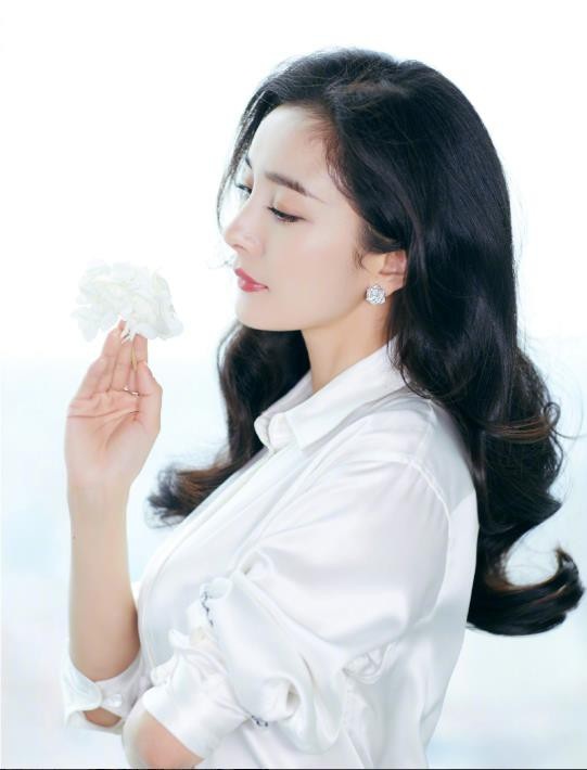 
Năm ngoái, tạp chí Forbes của Trung Quốc xếp hạng nữ diễn viên 32 tuổi ở vị trí thứ 3 trong số 100 ngôi sao nổi tiếng và quyền lực nhất Hoa ngữ. Trong năm 2018 này, cô góp mặt trong trên dưới 5 bộ phim cùng hàng loạt các sự kiện trong và ngoài nước.
