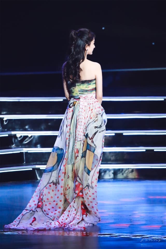 
Cô đã bị gắn hình ảnh người mẹ không tốt, đam mê sự nghiệp, không quan tâm tới con gái. Dù chồng cô, Lưu Khải Uy, đã nhiều lần lên tiếng bảo vệ vợ nhưng Dương Mịch vẫn không ngừng bị cư dân mạng tấn công.
